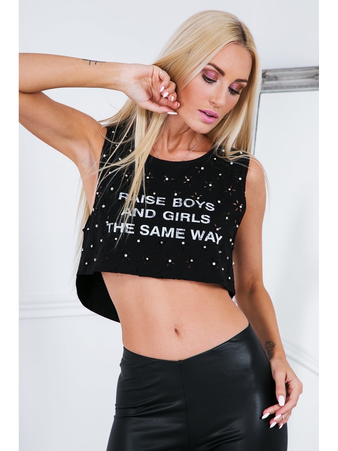 Asimetriškas crop top su užrašais, juodas ZZ1119 - Internetinė parduotuvė - Boutique